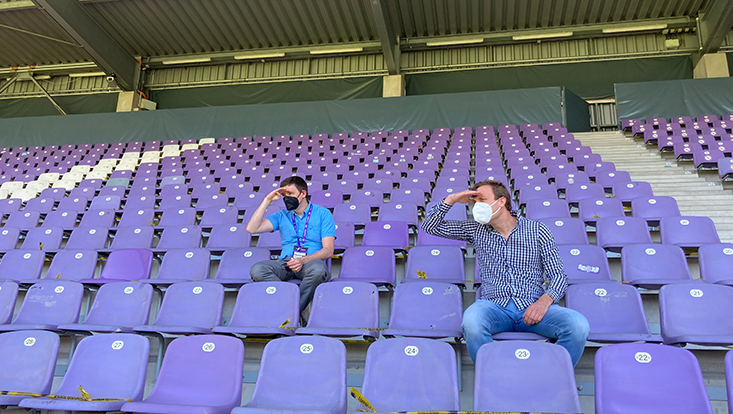 Die Entwickler der Sitzplanung, Matthes Koch und Justus Bonz sitzen im ansonsten leeren Stadion des VfL Osnabrück