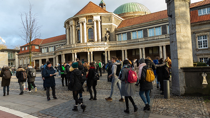 Studierende laufen vor dem Hauptgebäude der Universität Hamburg