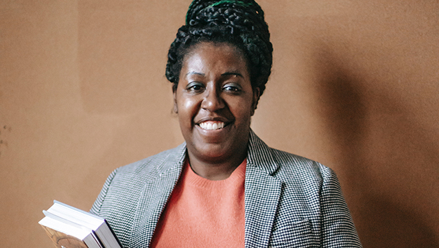 Dozent*in mit Büchern/Lecturer with books