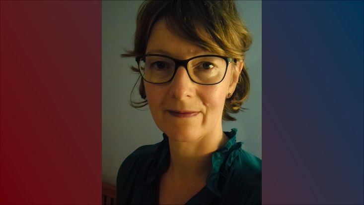 Weibliche Person mit braunen Haaren und schwarzer Brille
