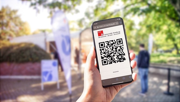 Handy mit QR-Code auf dem Campus
