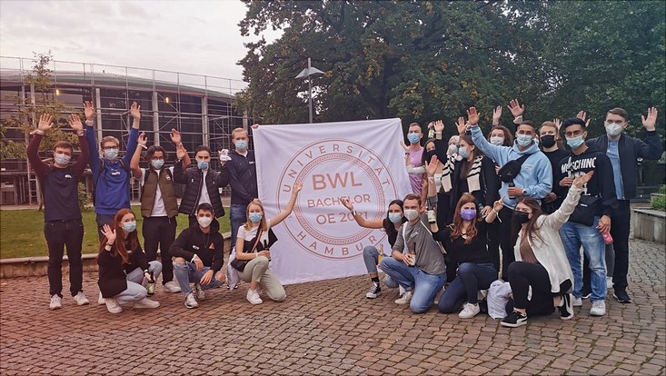 OE: Bachelorstudierende auf dem Campus
