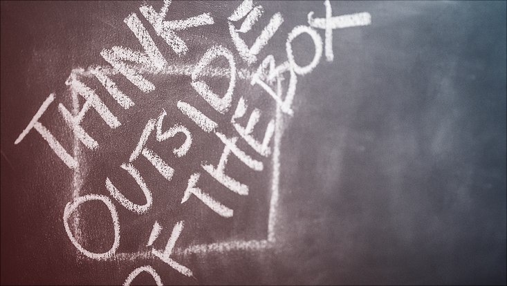 Think outside the Box - Kreideschrift auf Tafel