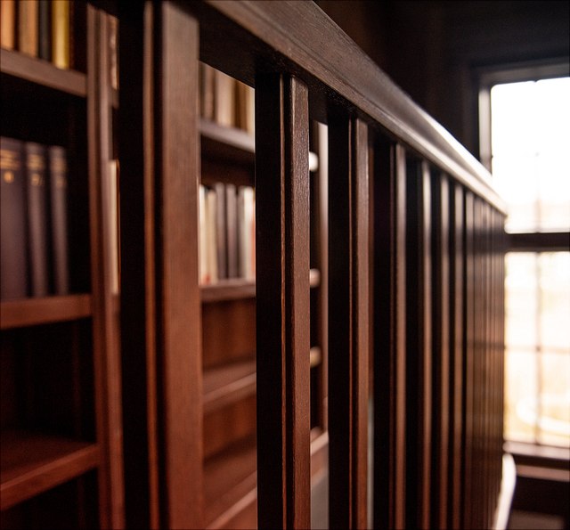 Brauner Holzschrank mit Büchern