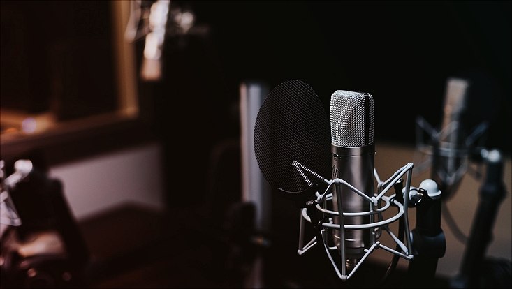 Dunkles Studio mit grauem Mikrofon