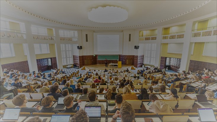 Hörsaal mit vielen Studierenden