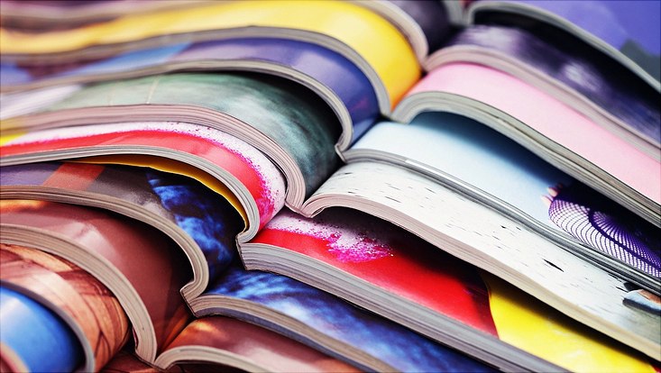 Mehrere Zeitschriften aufeinander gestapelt