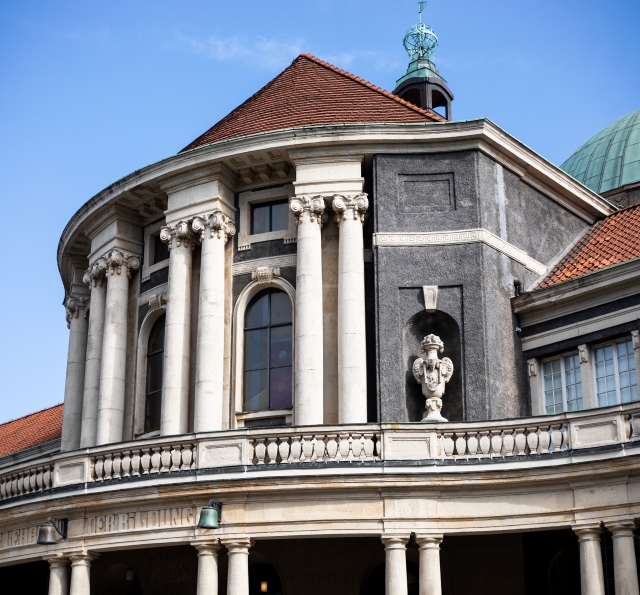 210908_Campus_Lutsch1 Hauptgebäude mit blauem Himmel