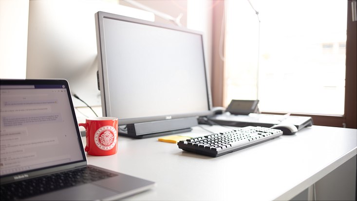 Arbeitsplatz mit PC und Laptop