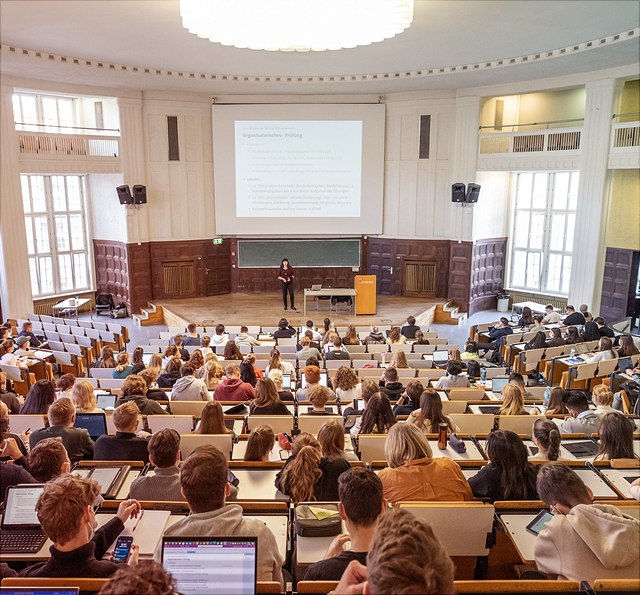 Hörsaal Innen Hösaal von innen mit Studierenden