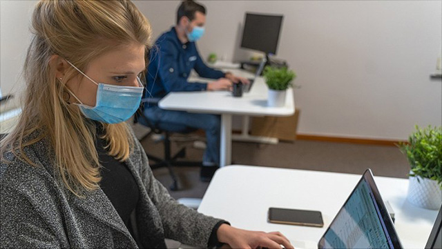 Bildschirmarbeit im Büro mit Maske