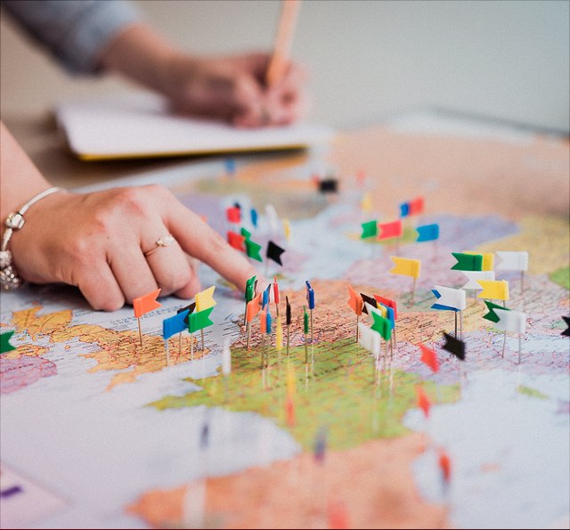 Landkarte mit Finger auf Hamburg Landkarte von Europa mit Zeigefinger auf Hamburg