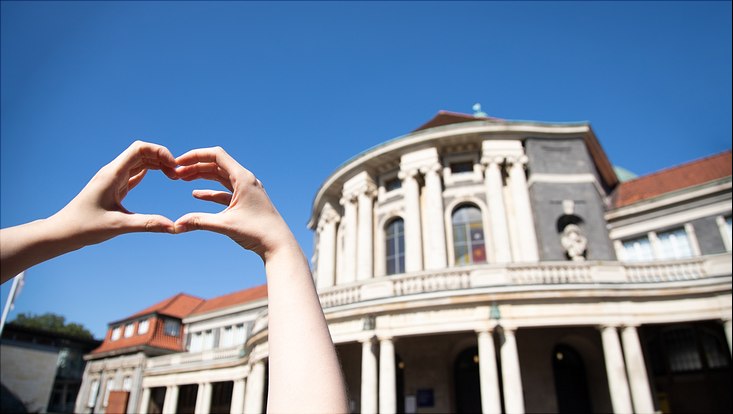 Hauptgebäude der Universität Hamburg mit Herz-Geste