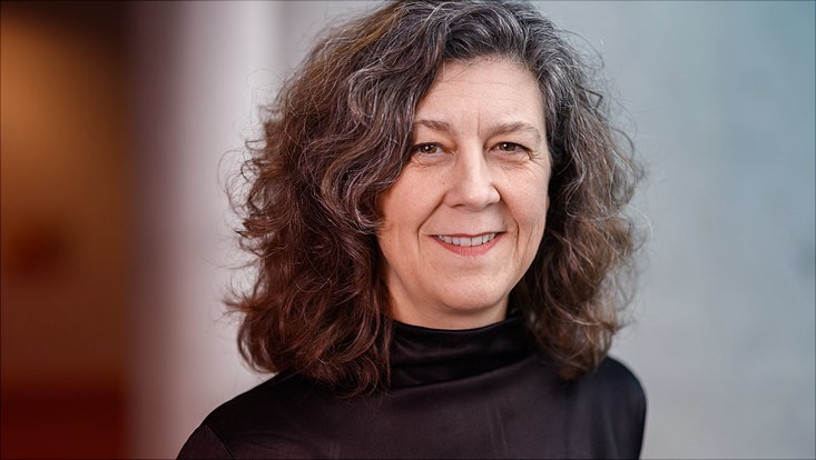 Frau Engels, schwarzer Pullover und dunkle mittellange Haar