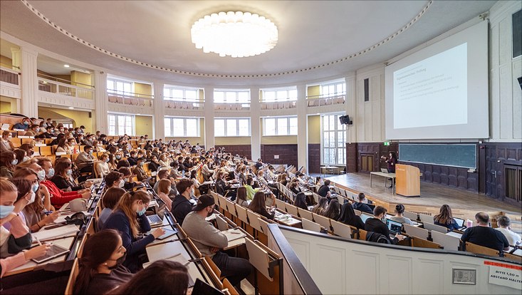 Hörsaal mit Studierenden