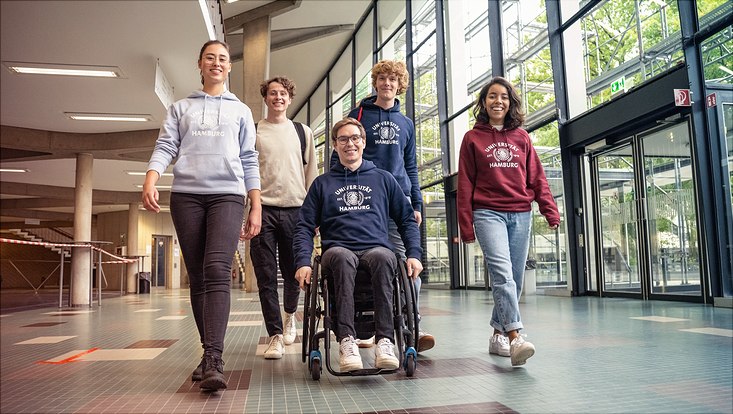 Studierende im Eingangsbereich Audimax