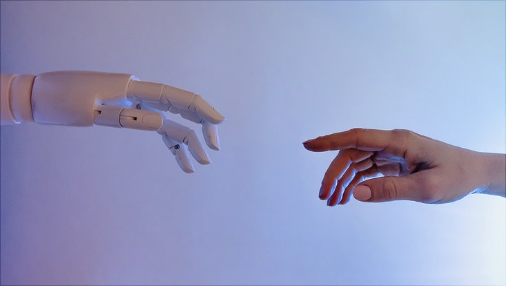 Roboterhand und Hand eines Menschen