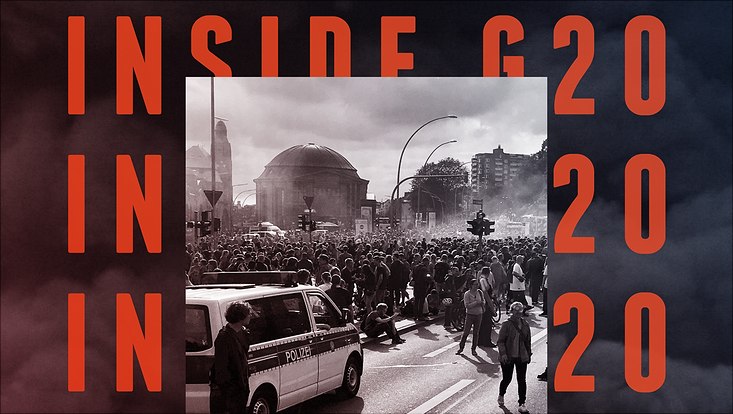 Das Titelbild des G20-Podcasts zeigt ein Polizeiauto und Demonstrierende