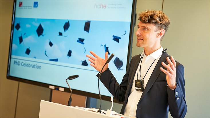 Auf diesem Bild sieht man Prof. Dr. Jonas Schreyögg am Rednerpult