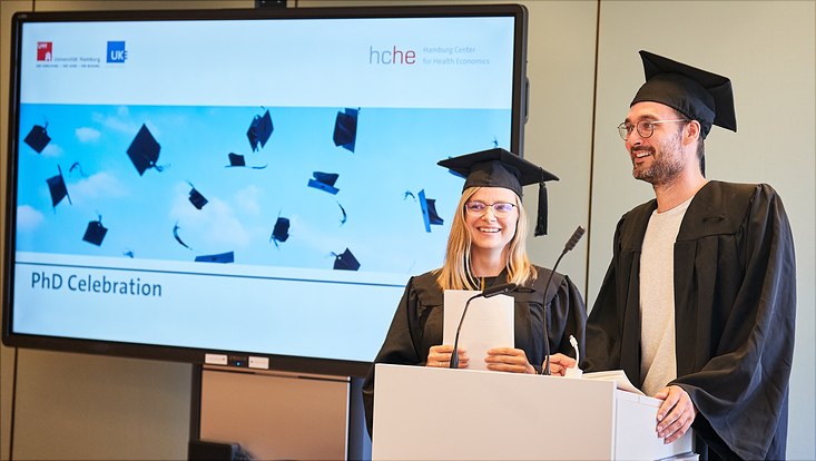 Auf diesem Bild sieht man Dr. Claudia Konnopka und Dr. Jakob Everding am Rednerpult