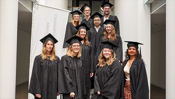 Auf diesem Bild sieht man die Promovierten in ihren schwarzen Roben und Hüten