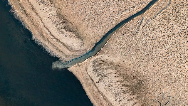 Foto einer Flussmündung von oben
