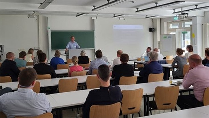 Der WiSo-Dekan Prof. Dr. Cord Jakobeit hält eine Begrüßungsrede vor den Teilnehmenden des ROSI Kick-Off Events