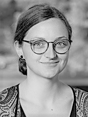 portrait gesicht mit brille dunkle haare zopf