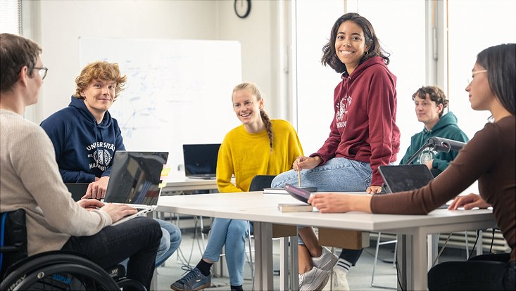 Studierende im Seminarraum