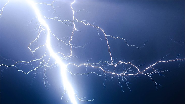 Blitz, der die Nacht erhellt