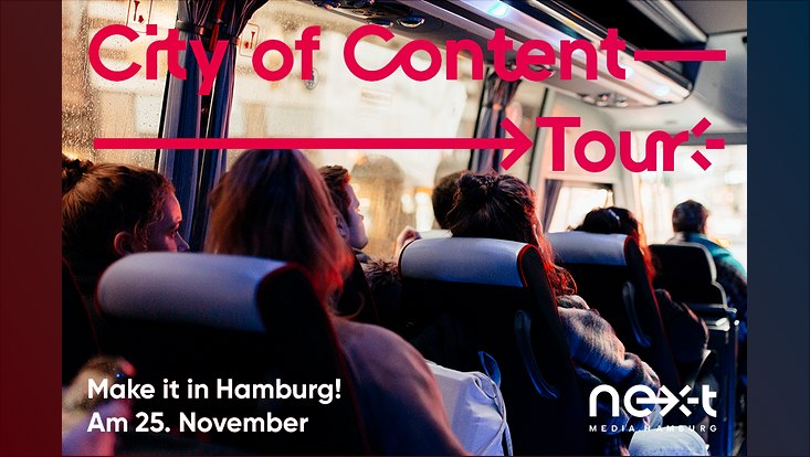 Personen die in einem Bus sitzen. In roter Schrift steht "City of Content Tour". Darunter in weißer Schrift: Am 25.November.