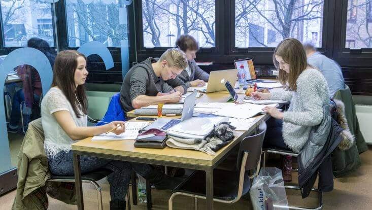 uhh-rrz-mcc-mentz-wiwi-dr-733x414 Leute arbeiten im Diskussionsraum/People working in the discussion room