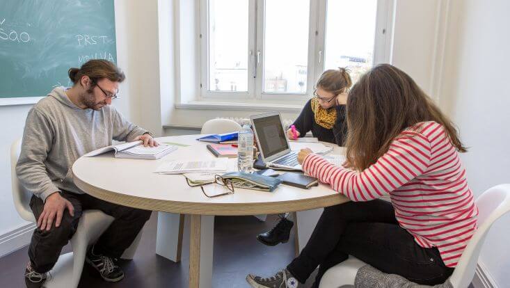 uhh-rrz-mcc-mentz-sowi-dr-733-414 Leute arbeiten im Diskussionsraum/People working in the discussion room