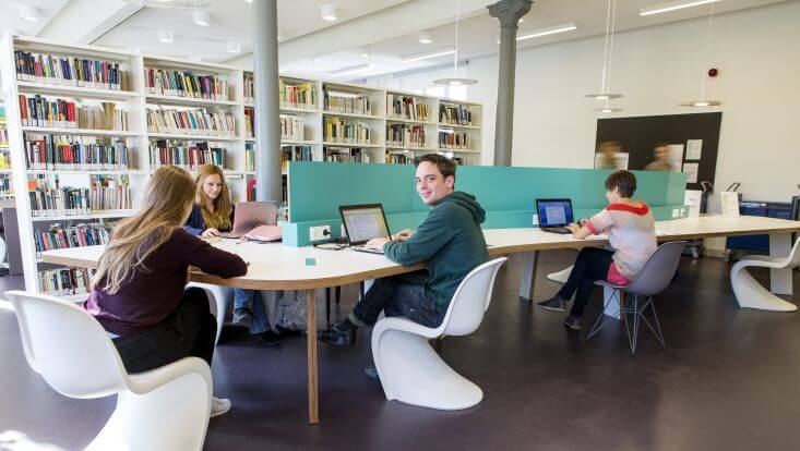 uhh-rrz-mcc-mentz-sowi-ls2-733x414 Arbeitsplätze im Lesesaal/Workstations in the reading room