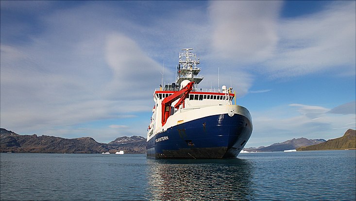 Forschungsschiff Polarstern in der Cumberland Bay, Südgeorgien