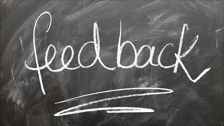 Kreidetext auf einer Tafel. Aufschrift "feedback".