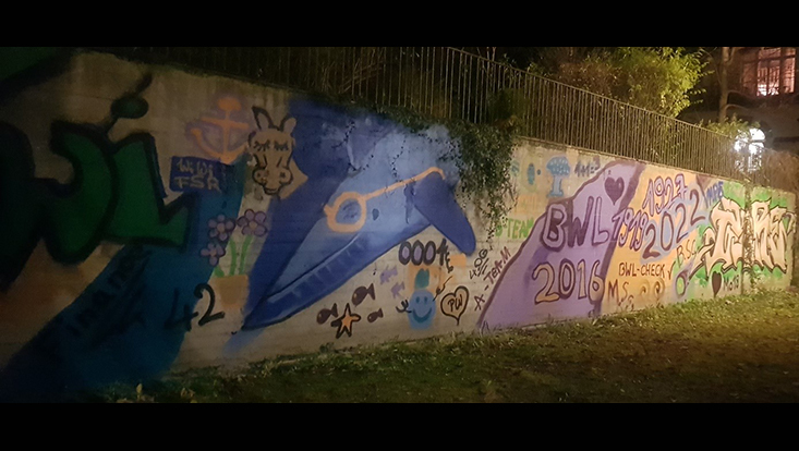 Mit Grafitti gestaltete Wand im Innenhof des BWL-Gebäudes