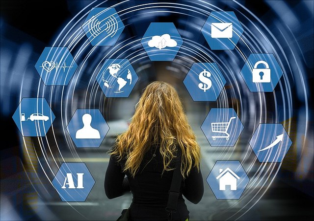 Eine Frau ist von hinten zu sehen, sie blickt ins Handy, um sie herum in einem blauen Wirbel Symbole wie Elektroauto, Weltkugel, Mensch, Haus in grafischer Darstellung