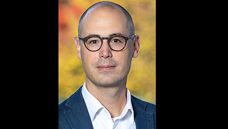 Männliche Person mit schwarzer Brille