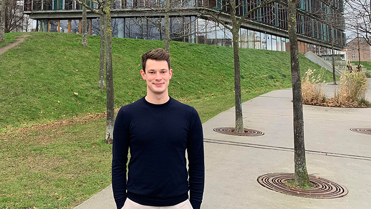 Johannes Barg steht vor dem Gebäude der Copenhagen Business School