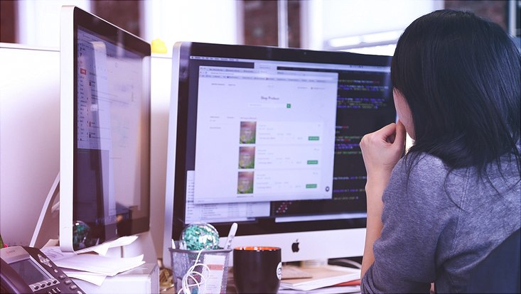 Studierende vor Computer
