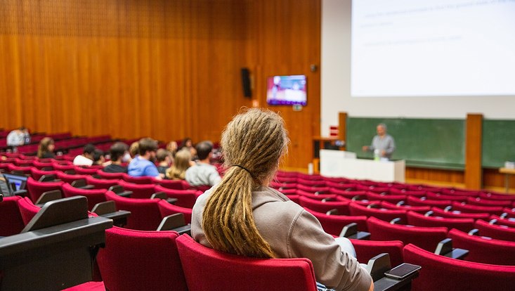 Hörsaal mit Studierenden