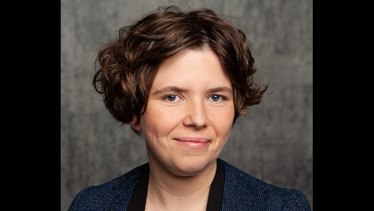 Weibliche Person mit kurzen Haaren