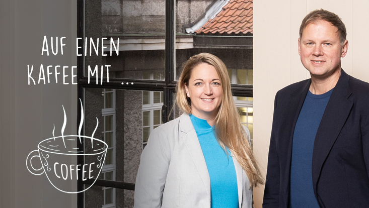 Weibliche Person mit hellen Haaren und mänliche Person mit dunklen Haaren