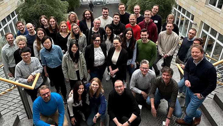 Gruppenbild der Teilnehmenden des Camps im Lichthof des Universitätshauptgebäudes