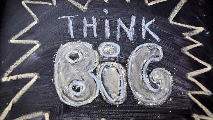 Text: Think Big. Auf einer Kreidetafel.