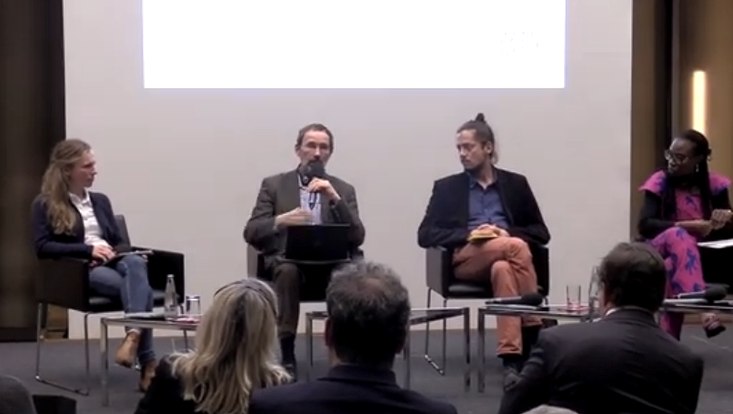 Podiumsdiskussionsteilnehmer mit Prof. Dr. Stefan Aykut