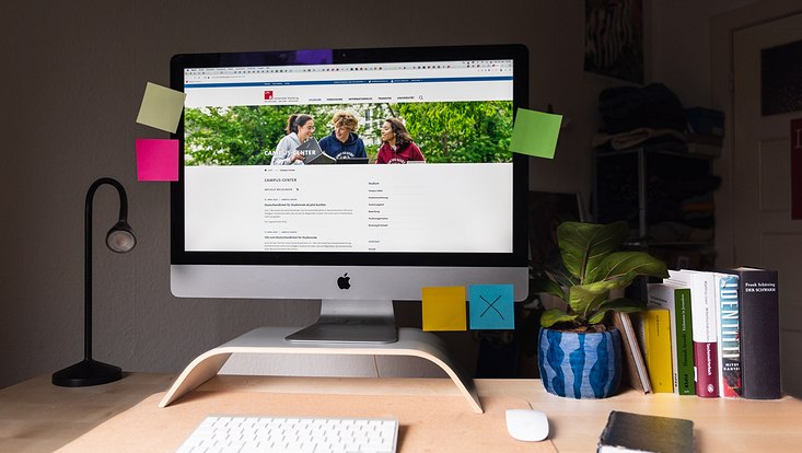Schreibtisch mit Computer und Postits