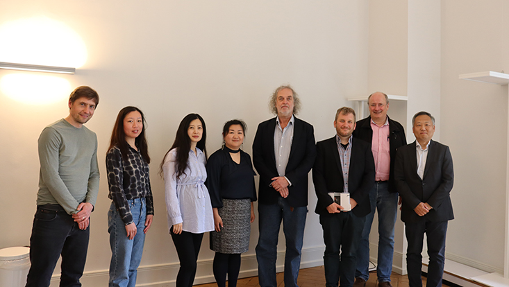 Eine Gruppe von chinesischen und deutschen Personen