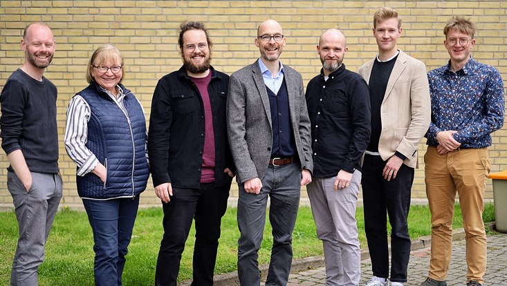 Photo des Teams um Prof. Brüggemann - sieben Personen stehen aufgereiht vor einer Wand